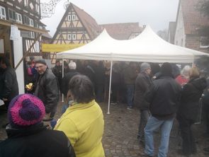 Der Kronenplatz ist gut gefüllt, viele Besucher sind gekommen.