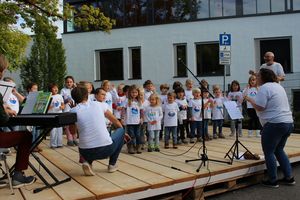 Der Kinderchor Stimmakrobaten beim Auftritt am Tag der offen Tür am Kinderzentrum Maulbronn