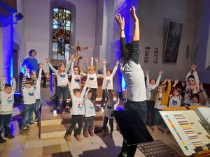 Bevor es mit dem Singen richtig los geht, wärmen sich auch die Kinder auf