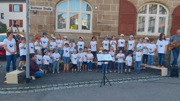 Die Stimmakrobaten beim Auftritt am Maibaumstellen