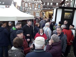 Gemütliches Beisammensein auf dem Kronenplatz beim Sängerbund Zaisersweiher am Silvesterständerle.