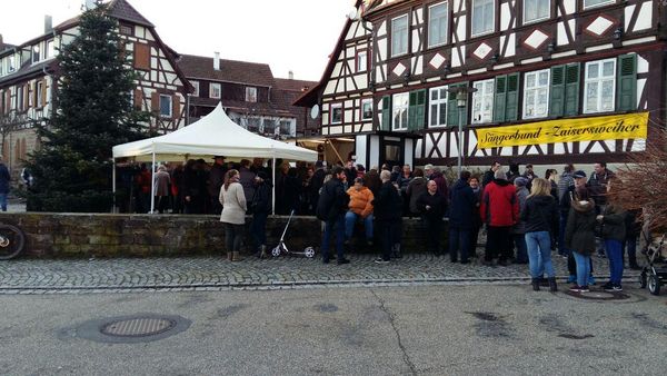 Blick auf den Kronenpatz vom Brühlweg aus. Das Silvesterständerle ist gut besucht.