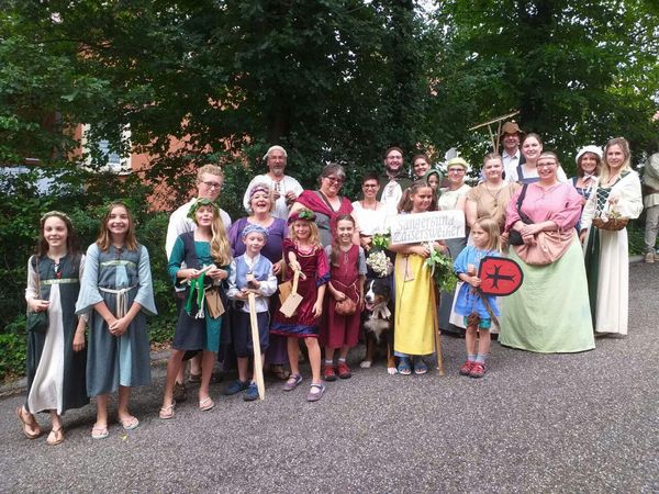 Auf zum Umzug in den Klosterhof, noch ist es trocken von oben.