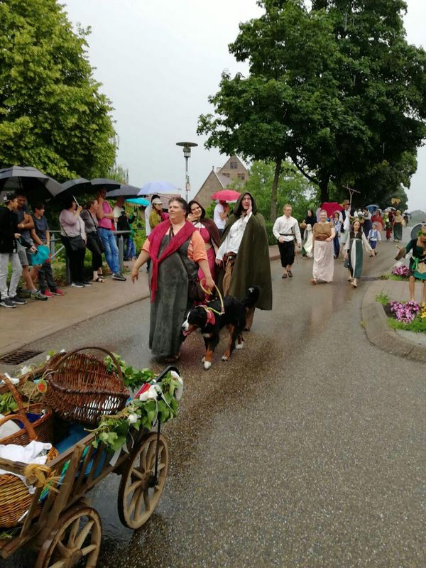 Nun sind alle schon nass und trotzdem haben sie Spaß.